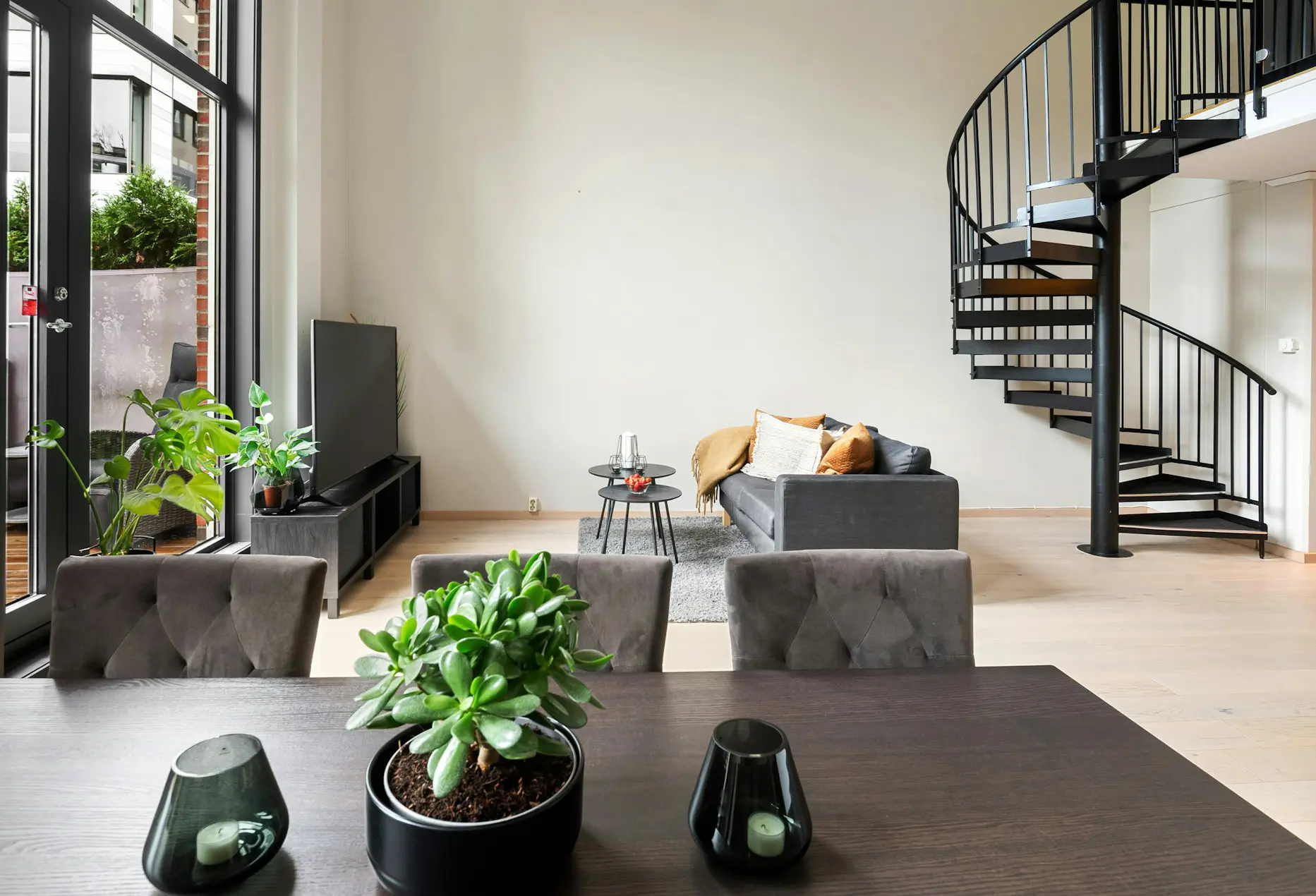 Small Loft Railing Idea to Maximize Light and Perceived Space