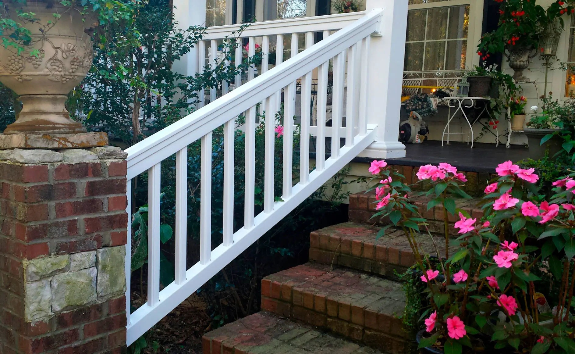 Complete Guide to Vinyl Deck Railing